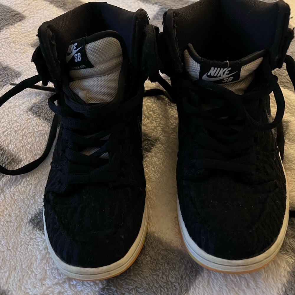 Black Nike fit shoes (youth)